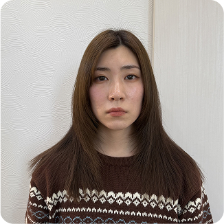 女性の後ろ姿