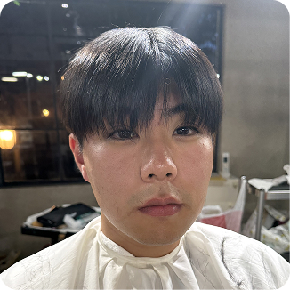 女性の後ろ姿