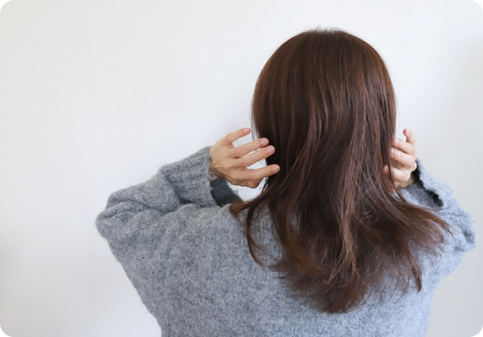 女性の後ろ姿
