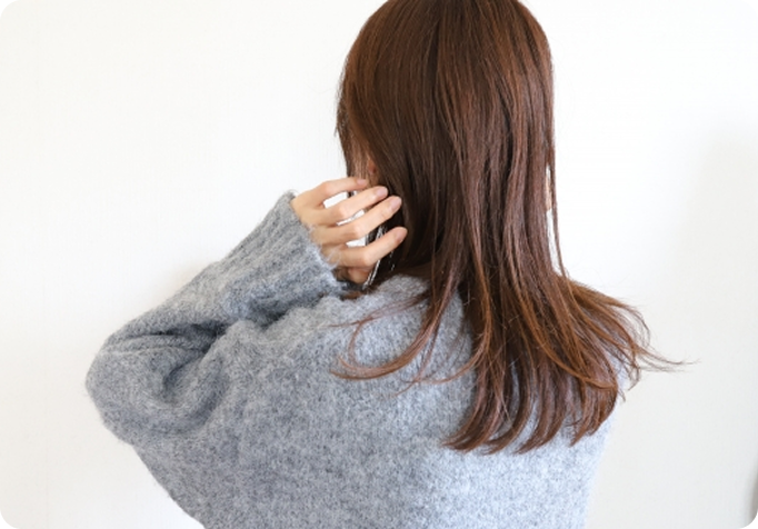 女性の後ろ姿